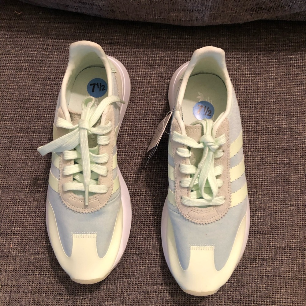 Adidas shoes - Picture 2 of 3